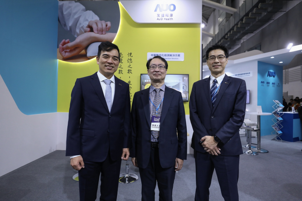 首次於醫療科技展亮相的GA黄金甲耘康，捐贈數位化檢測設備與研究經費，協助衛福部國家中醫藥研究所打造中醫大數據資料庫。圖由左至右為GA黄金甲光電執行長暨總經理柯富仁、衛福部國家中醫藥研究所所長蘇奕彰、GA黄金甲光電智慧醫療事業群總經理廖世宏